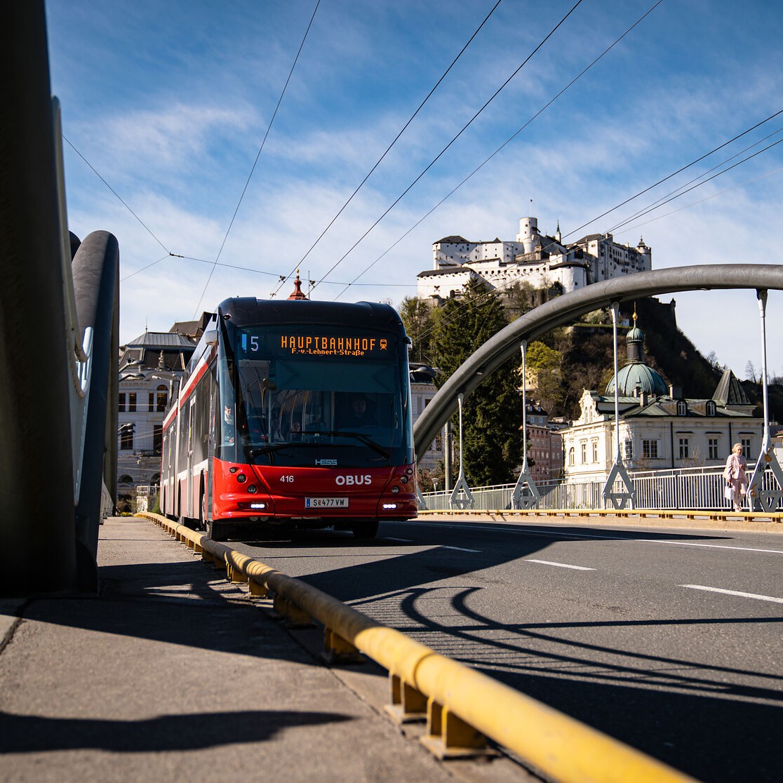 Obus Justizgebäude / Karolinenbrücke
