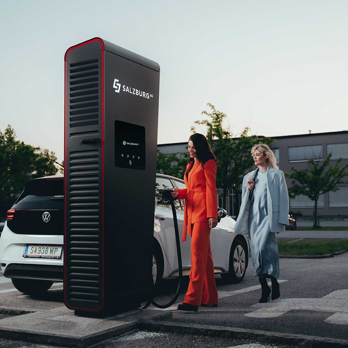Zwei Frauen laden ein E-Auto