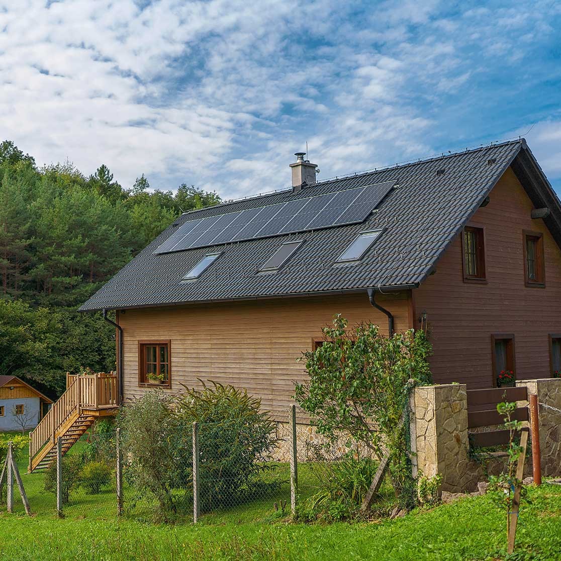 Holzhaus mit Photovoltaik
